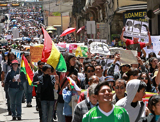 Universitários de La Paz saíram às ruas em marchas contra a construção da estrada em terras indígenas