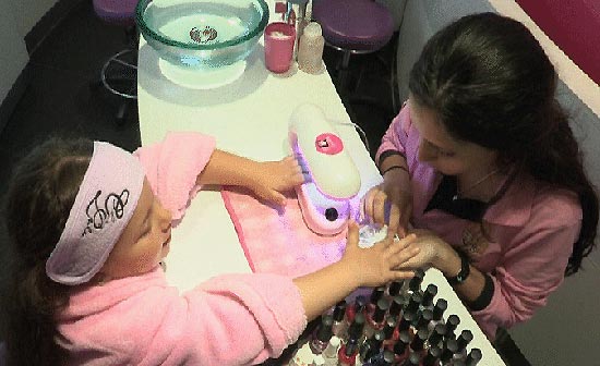 Menina faz a unhas em salão no Líbano; locais atendem crianças a partir de 4 anos