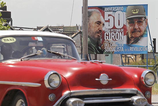 Motorista dirige carro usado como táxi privado em Havana; Cuba autorizou compra de veículos nesta quarta-feira
