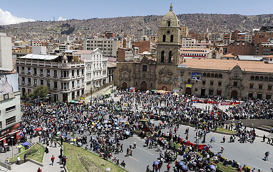 Centenas de trabalhadores aderiram à greve geral convocada para esta quarta-feira na capital da Bolívia
