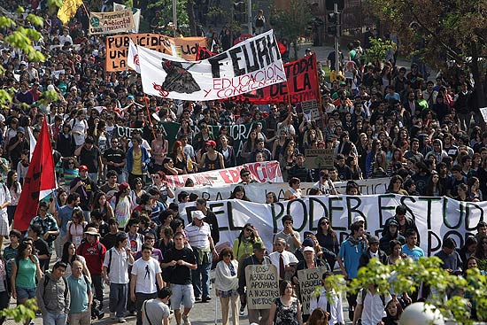 Centenas de estudantes participam de marcha nesta quinta-feira em Santiago por melhorias no ensino pblico