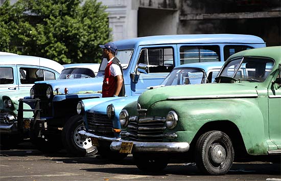Carros estacionados em Havana, capital de Cuba; os modelos antigos so marca do pas