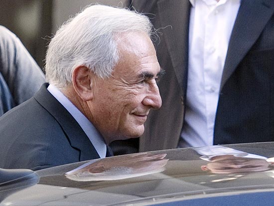 Dominique Strauss-Kahn, 62, deixa a sede da polícia Judicial, em Paris, após acareação com Tristane Banon