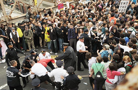 Polcia prende manifestantes que invadiram pista de automveis durante protesto contra Wall Street em Nova York