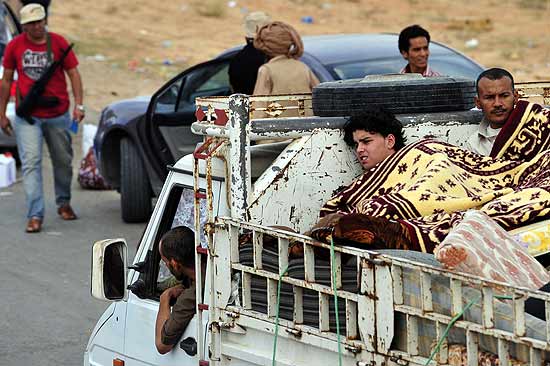 Civis de Sirte fazem fila em veculos para fugir da cidade aps trgua de dois dias dos rebeldes