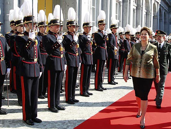 Dilma passa por guarda de honra no palácio de Egmont, em Bruxelas, durante visita à Bélgica 