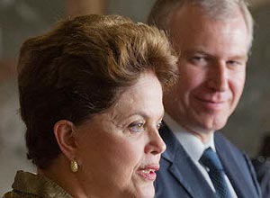 Dilma fala durante coletiva de imprensa ao lado do premiê belga, Yves Leterme 