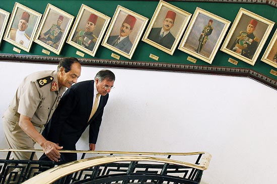 Líder da junta militar do Egito e secretário de Defesa dos EUA se encontram no Cairo