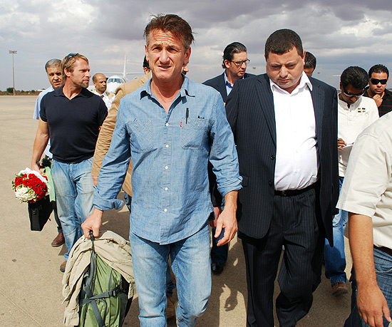 Ator Sean Penn chega à cidade de Benghazi, na Líbia, para avaliar necessidades humanitárias