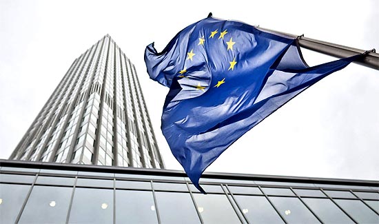 Bandeira europeia  vista em frente  sede do BCE (Banco Central Europeu) na Alemanha