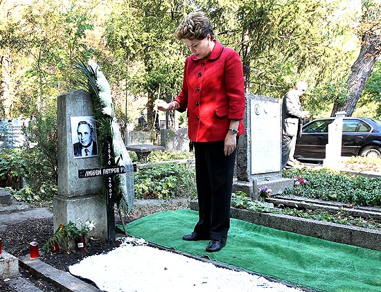 Dilma Rousseff visita túmulo na cidade de Sófia de meio-irmão Luben que não chegou a conhecer
