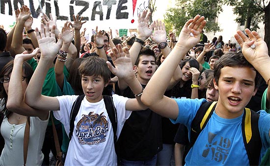 Estudantes exibem faixas em protesto contra cortes orçamentários no ensino público na Espanha