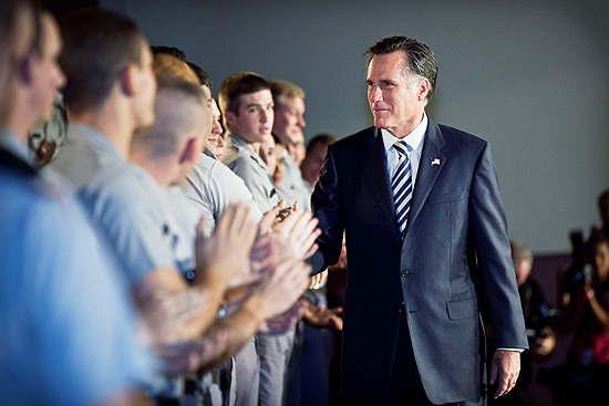 O ex-governador de Massachusetts, Mitt Romney, saúda cadetes antes de discursar sobre política externa