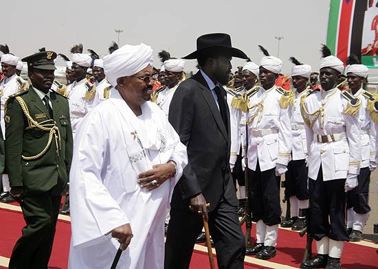 O presidente sudans Omar al Bashir (esq.) recebe o presidente do Sudo do Sul, Salva Kiir, em Cartum