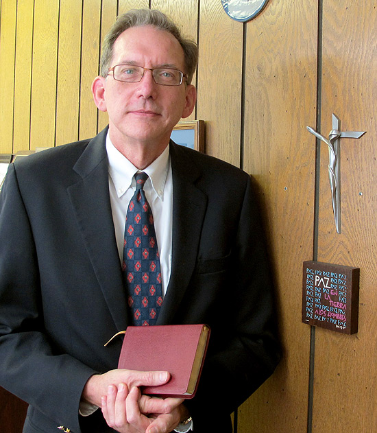 Scott Anderson em seu escritório; ele foi nomeado primeiro pastor assumidamente gay da igreja Presbiteriana