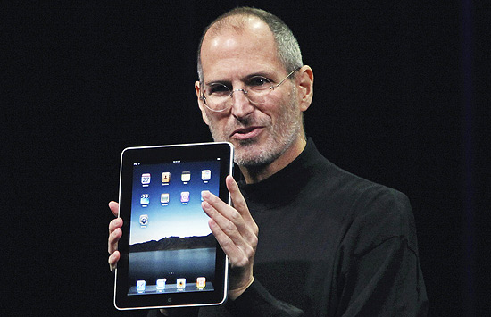 Steve Jobs, ex-executivo-chefe da Apple, apresenta versão do iPad; o aparelho não é o primeiro tablet da história