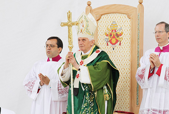 O papa Bento 16 celebra missa em uma esplanada na região da Calábria, na Itália, que visitou neste domingo