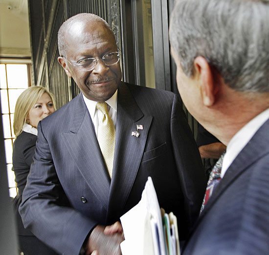 Empresário sulista Herman Cain (à esquerda) é favorito dos eleitores republicanos no segundo turno