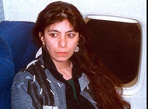 A brasileira Lamia Maruf, mulher de prisioneiro palestino, em um avião ao ser deportada para o Brasil em 1997