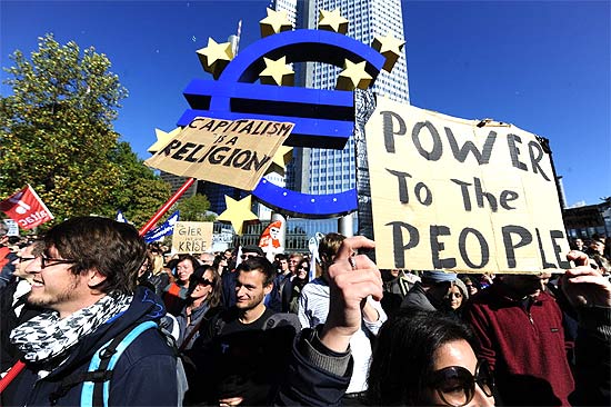 Manifestantes vão às ruas em Frankfurt, na Alemanha; protestos contra crise se espalham pelo mundo