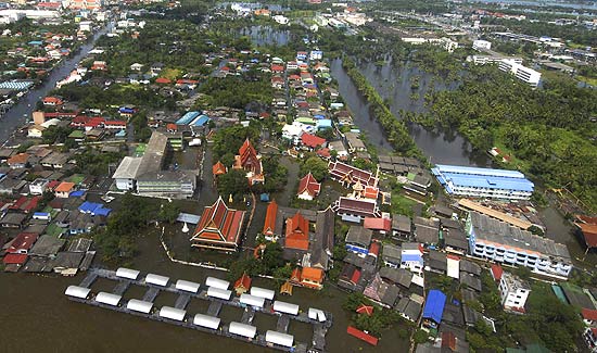 Ruas inundadas de Bancoc após enchentes na Tailândia; quase 300 morreram desde julho