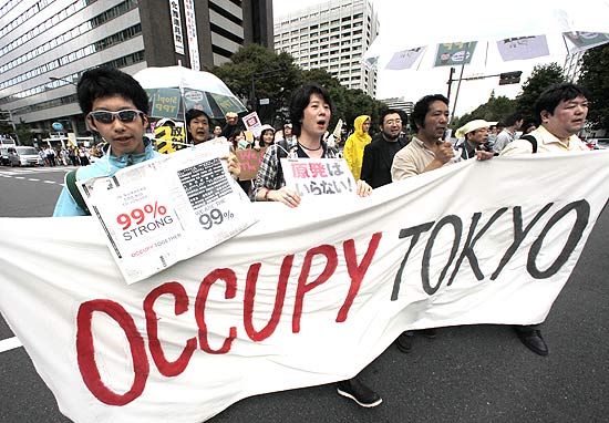 Manifestantes marcham durante protesto em Tóquio; atos contra crise global chegaram à Ásia