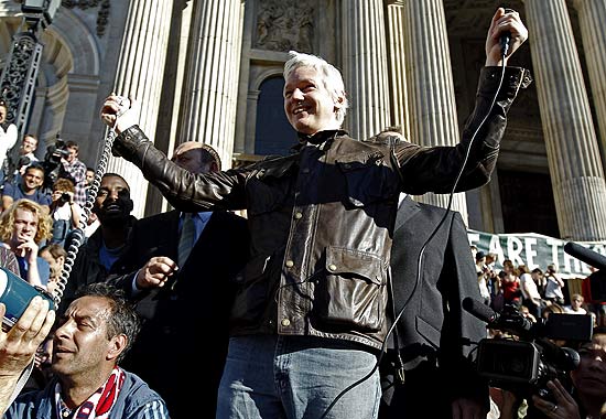 Fundador do WikiLeaks, Julian Assange, une-se a "indignados" em frente à Catedral St. Paul