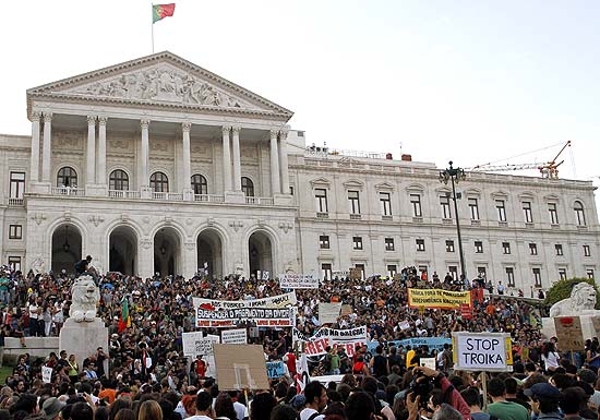 Cerca de 20 mil pessoas foram às ruas de Lisboa e ocuparam as escadarias do Parlamento português