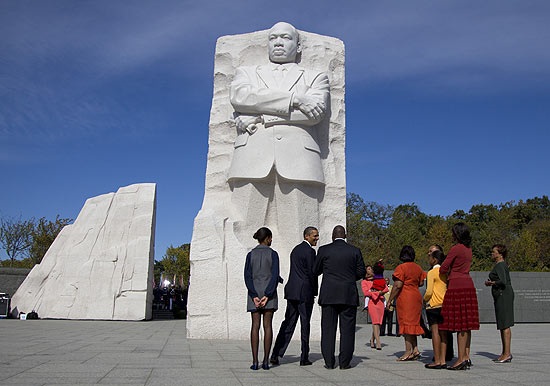 Estátua tem nove metros e foi parcialmente esculpida em um bloco de granito branco chinês, por chineses; críticos defendiam uma pedra e um artista local, preferencialmente negros