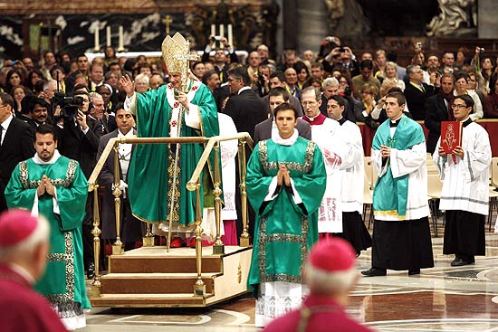 Papa Bento 16 usa plataforma móvel para se locomover pela basílica de São Pedro