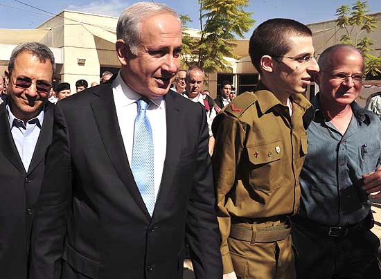 Ehud Barak, Binyamin Netanyahu e o soldado Gilad Shalit com seu pai Noam, na base area de Tel Nof, em Israel