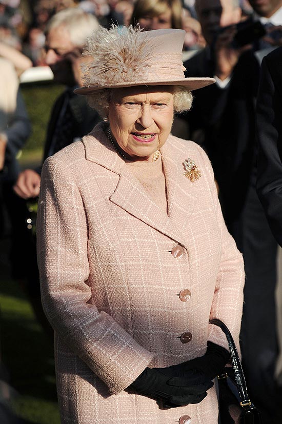 Rainha Elizabeth 2, que ir  Austrlia, assiste a corrida de cavalos na Inglaterra