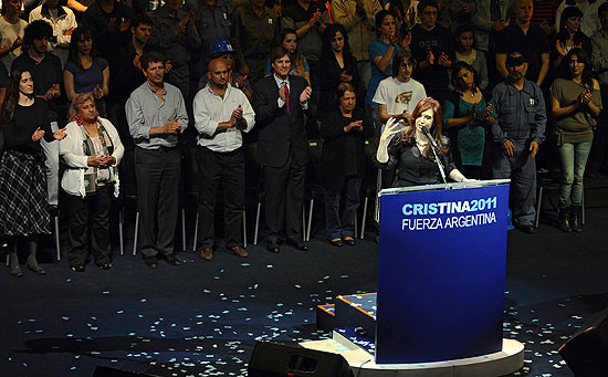 TV argentina aponta vitória de Cristina Kirchner por diferença histórica frente ao segundo colocado.