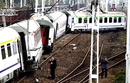 Trem descarrilado perto de Chybie, na Polônia; não há registro de feridos