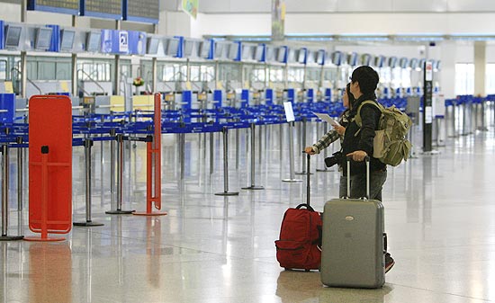 Turistas checam horários de voos no aeroporto de Atenas durante greve que também afetou o setor aéreo