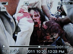 Foto tirada de celular mostra suposta imagem de Muammar Gaddafi ensanguentado