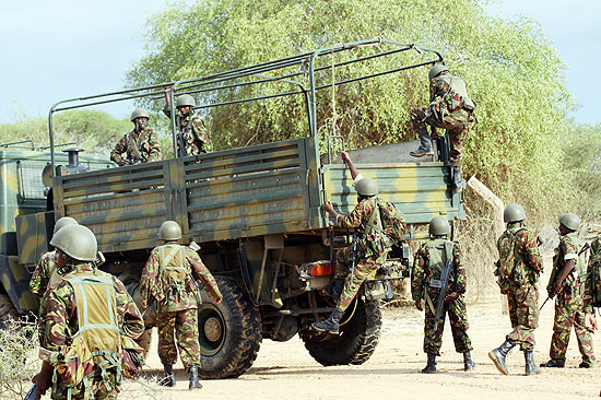 Soldados quenianos sobem em caminho enquanto se preparavam para avanar em territrio somali