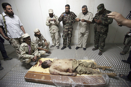 Corpo do ex-ditador da Líbia Muammar Gaddafi foi exibido durante todo o dia num mercado na cidade de Misrata