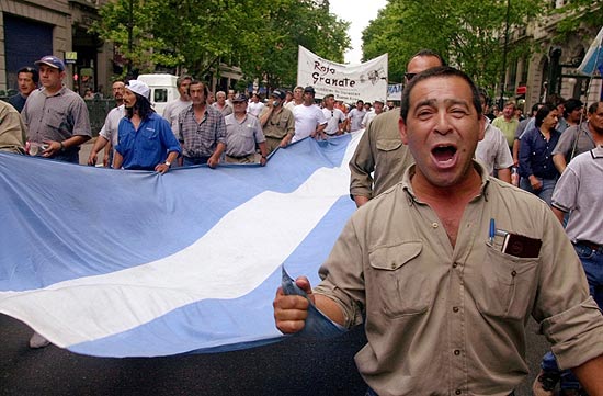 Protesto contra as medidas econmicas do presidente Fernando de la Ra, em Buenos Aires, em 2001