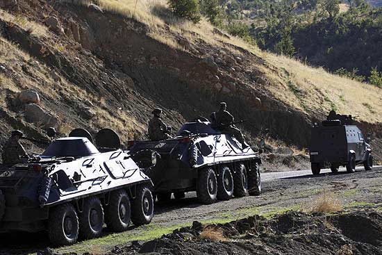Tanques do Exrcito turco patrulham rea de fronteira no Curdisto iraquiano em operao de represlia a ataque