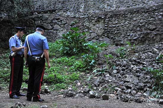 Policiais inspecionam rea da cidade histrica de Pompeia, onde parte de um muro ruiu neste sbado