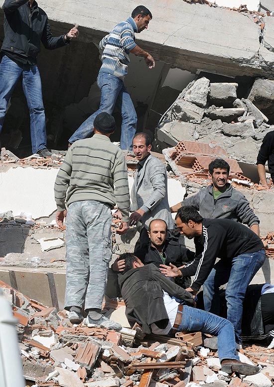 Moradores tentam resgatar vizinhos após terremoto de magnitude 7,3 que atingiu a região leste da Turquia neste domingo