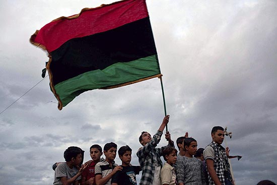 Líbios começaram a celebrar sucesso da revolução ainda no sábado; líderes destacaram "momento histórico"