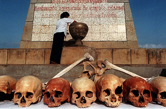 Crnios humanos colocados em monumento no Dia do dio, que marca o incio do domnio do Khmer Vermelho 