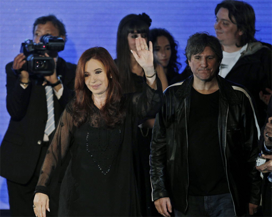 Presidente argentina, Cristina Kirchner, cumprimenta eleitores ao lado do seu vice, Amado Boudou