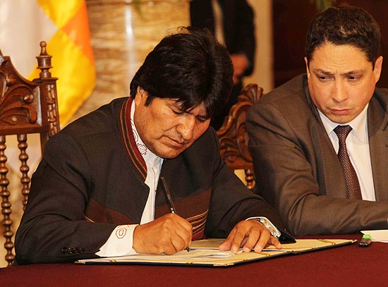 Presidente Evo Morales assina em La Paz lei que probe a construo de estrada em reserva indgena