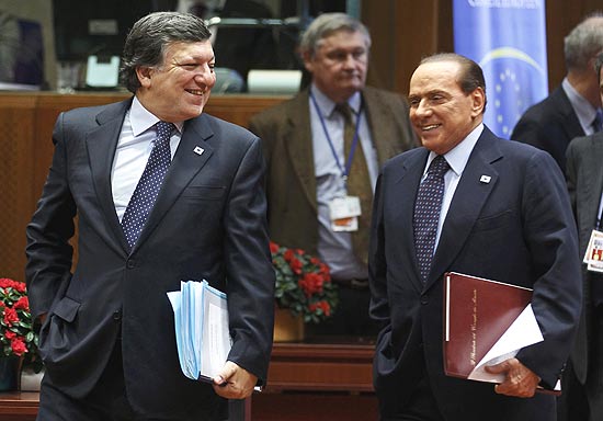 O primeiro-ministro italiano, Silvio Berlusconi (dir.) e o presidente da Comissão Europeia, José Manuel Barroso