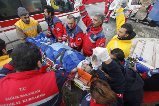 Equipe de resgate socorre professora resgatada com vida de escombros 66 horas após terremoto na Turquia