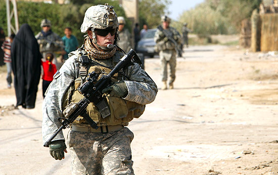 Soldado americano patrulha zona prxima a escola em Bagd; dezembro foi ms de 2011 com menos civis mortos