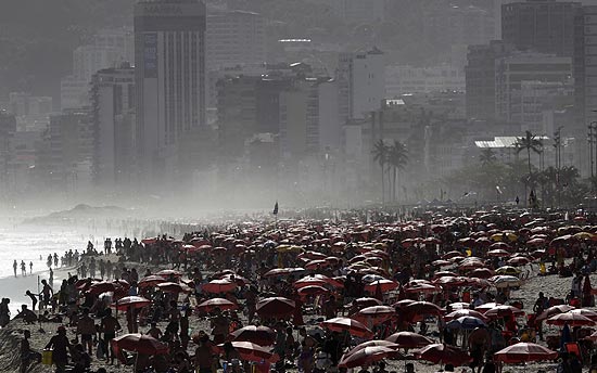 Banhistas lotam praia de Ipanema, no Rio; populao mundial chega a 7 bilhes